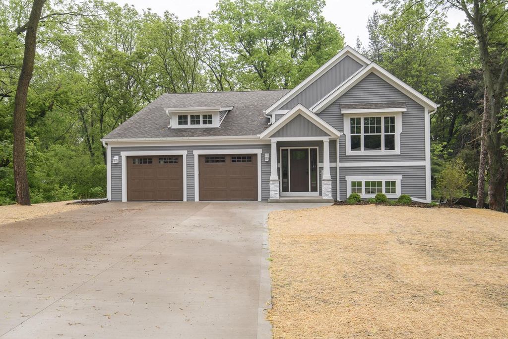 W241N6316 Oak DRIVE, Sussex, WI 53089