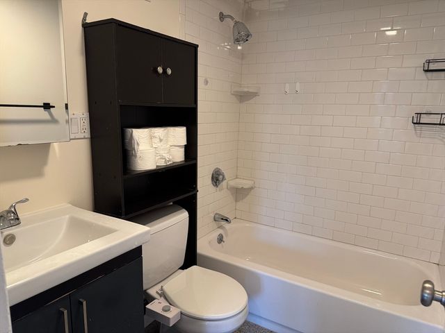 62 Carey Ave 6, Watertown, MA 02472
