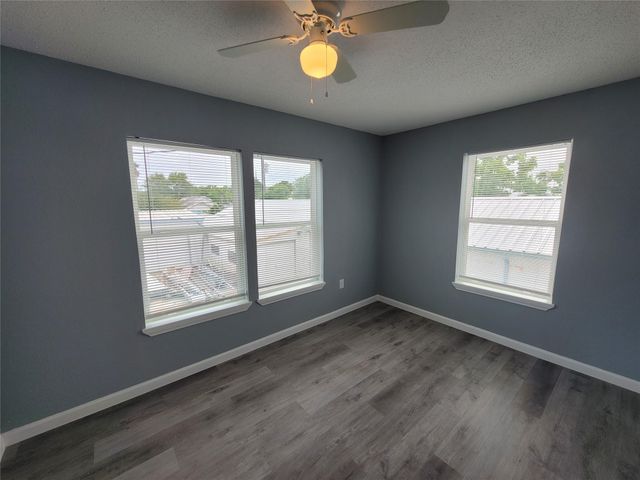 5211 Avenue S Up S, Galveston, TX 77551