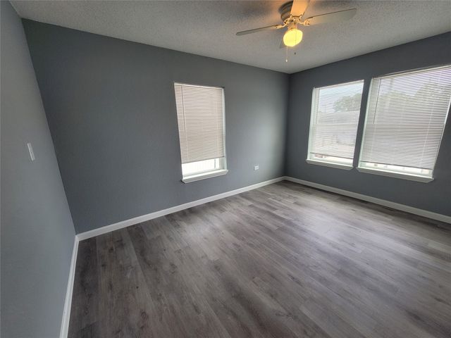 5211 Avenue S Up S, Galveston, TX 77551