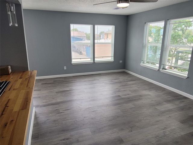 5211 Avenue S Up S, Galveston, TX 77551