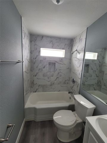 5211 Avenue S Up S, Galveston, TX 77551