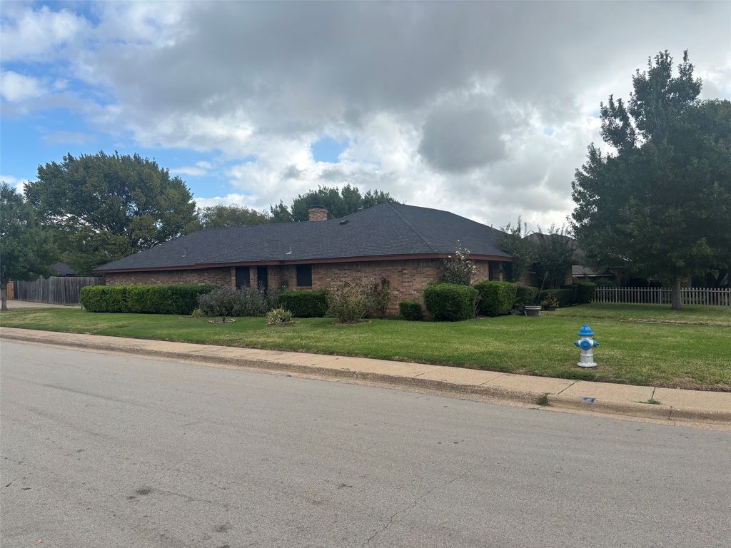 1335 Briarmeade Drive, Duncanville, TX 75137 — exterior