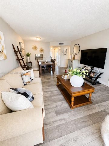 8345 Sunrise Lakes Boulevard 203, Sunrise, FL 33322