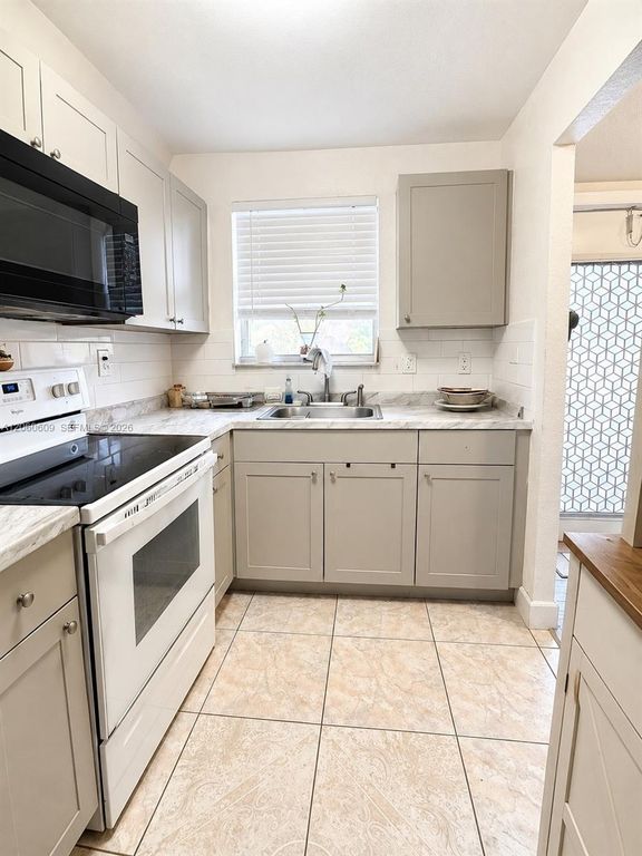 8345 Sunrise Lakes Boulevard 203, Sunrise, FL 33322