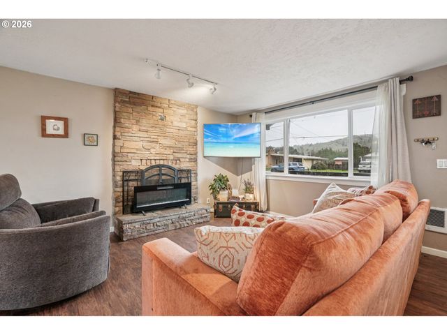 426 Ne HILL St, Sheridan, OR 97378