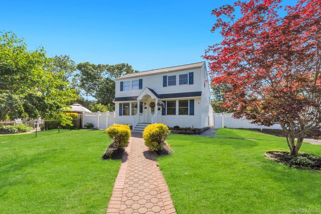 22 Wagon Lane E, Centereach, NY 11720