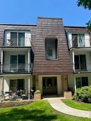 16 Shadowbrook Lane 32, Milford, MA 01757