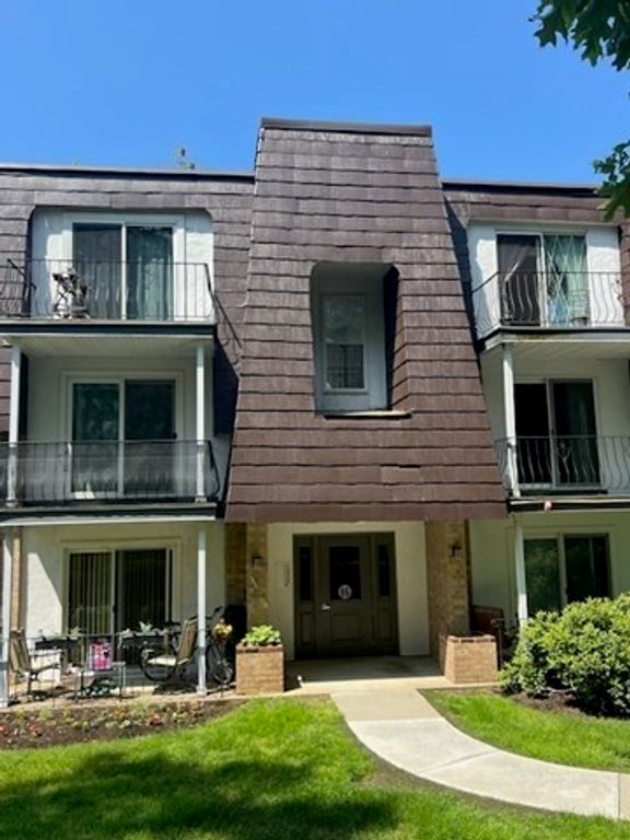 16 Shadowbrook Lane 32, Milford, MA 01757