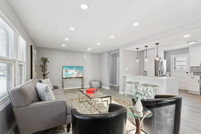 4N327 7th Avenue, Addison, IL 60101