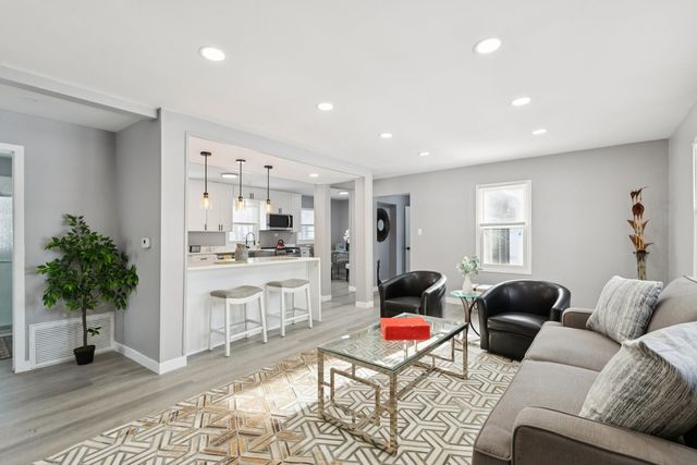 4N327 7th Avenue, Addison, IL 60101