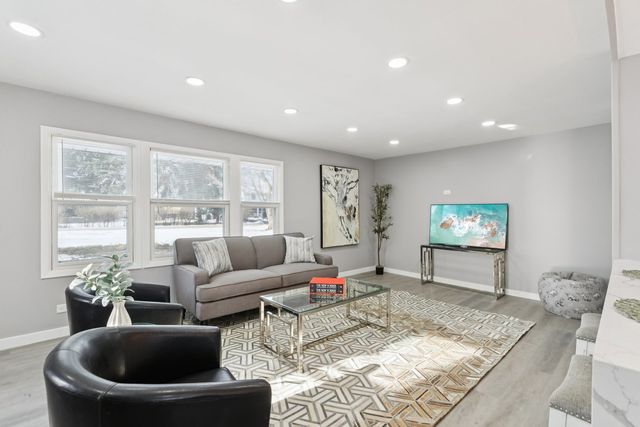 4N327 7th Avenue, Addison, IL 60101