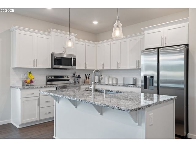 1935 SCHNEITER Dr, Longview, WA 98632