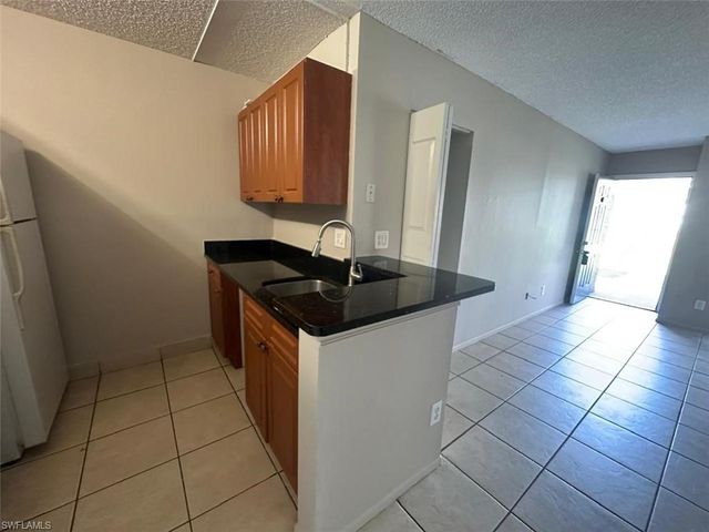 142 Santa Clara DR 16, Naples, FL 34104