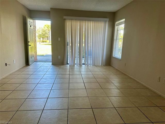 142 Santa Clara DR 16, Naples, FL 34104