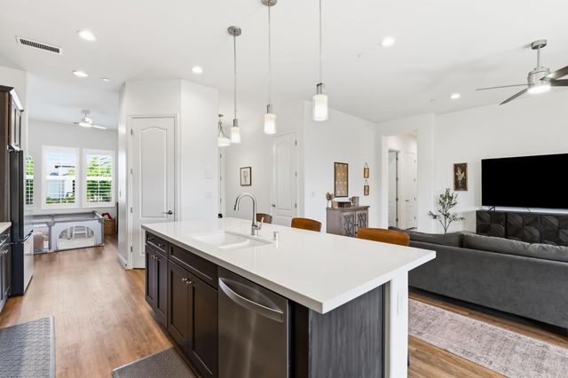 2100 Azalea Street, Kingsburg, CA 93631