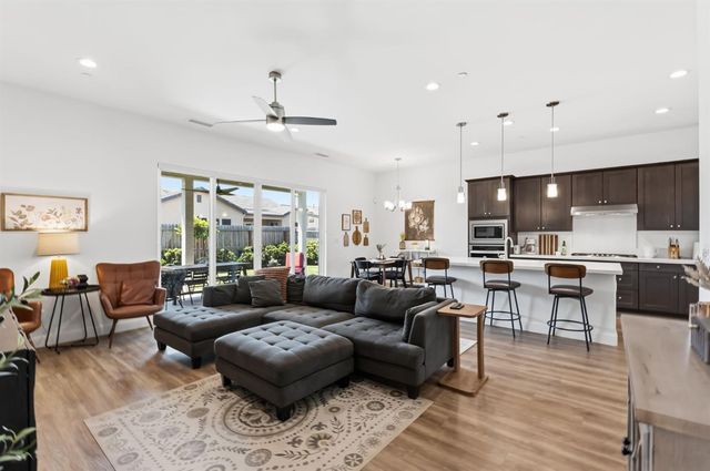 2100 Azalea Street, Kingsburg, CA 93631