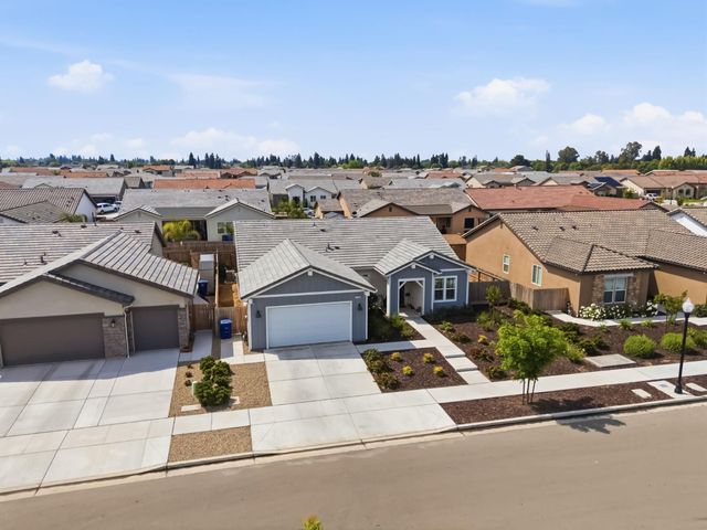 2100 Azalea Street, Kingsburg, CA 93631