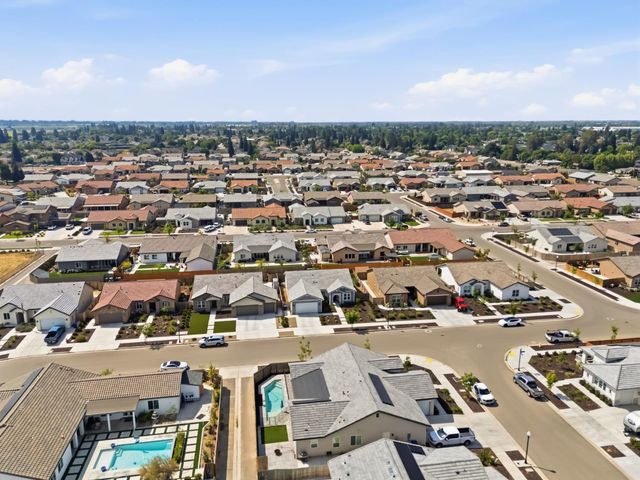 2100 Azalea Street, Kingsburg, CA 93631