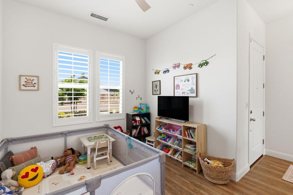Image 11 of property listing at 2100 Azalea Street, Kingsburg, CA 93631