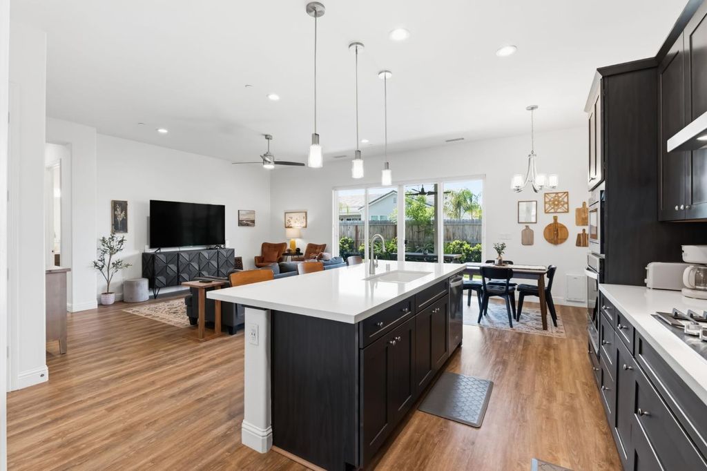 Image 12 of property listing at 2100 Azalea Street, Kingsburg, CA 93631