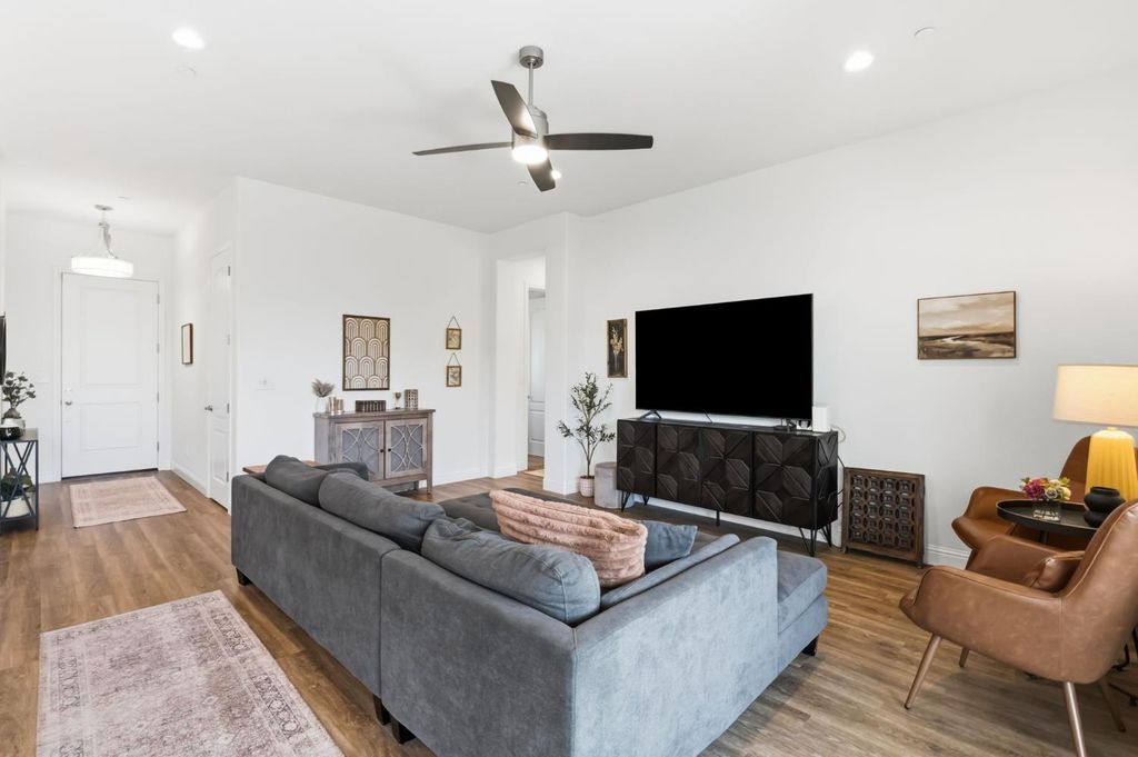 Image 17 of property listing at 2100 Azalea Street, Kingsburg, CA 93631