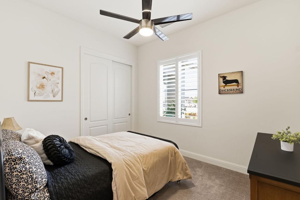 Image 22 of property listing at 2100 Azalea Street, Kingsburg, CA 93631