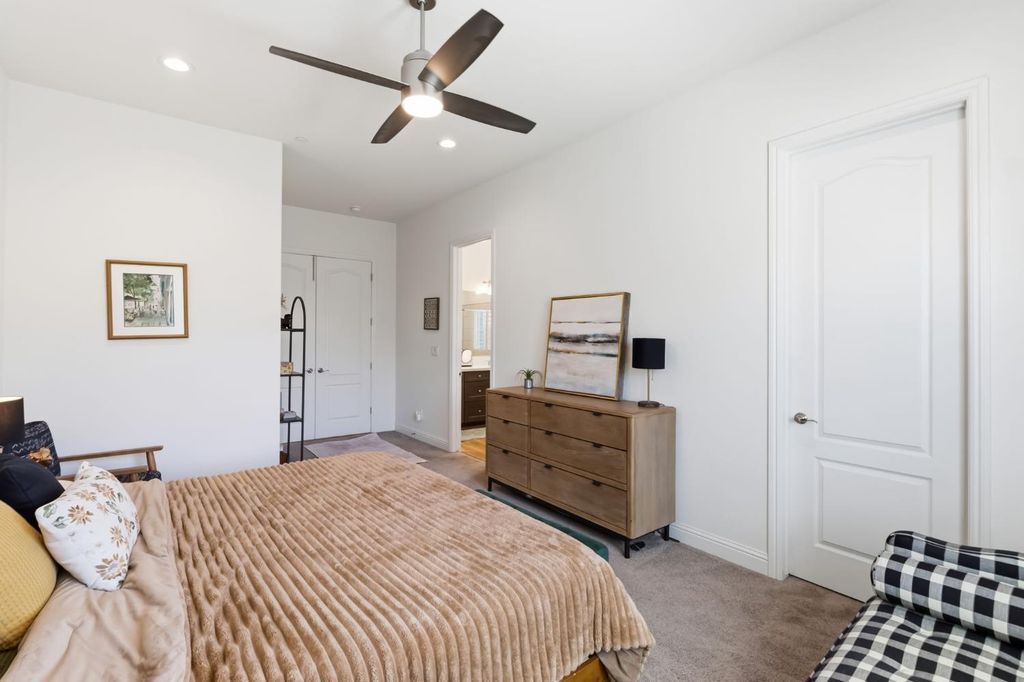 Image 28 of property listing at 2100 Azalea Street, Kingsburg, CA 93631