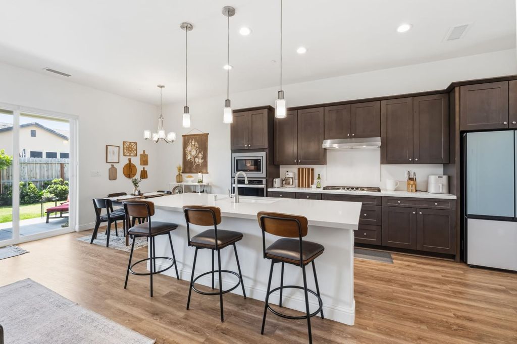 Image 3 of property listing at 2100 Azalea Street, Kingsburg, CA 93631
