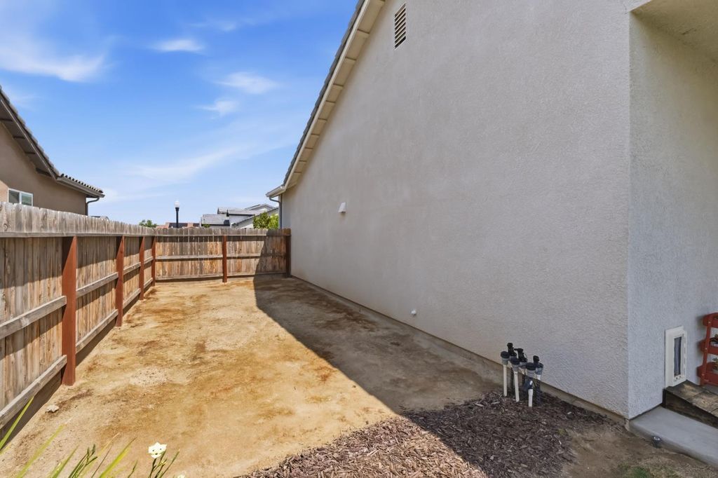 Image 31 of property listing at 2100 Azalea Street, Kingsburg, CA 93631