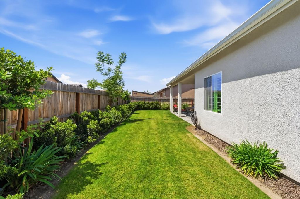 Image 33 of property listing at 2100 Azalea Street, Kingsburg, CA 93631
