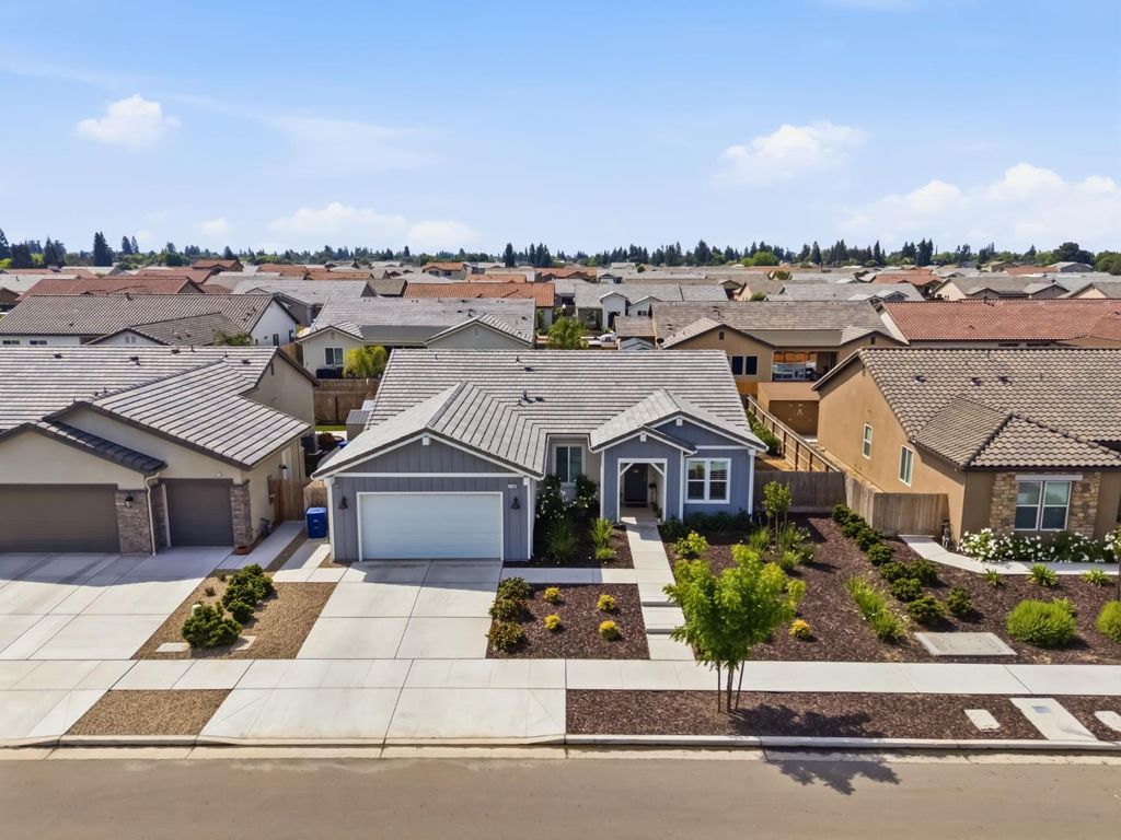 Image 36 of property listing at 2100 Azalea Street, Kingsburg, CA 93631