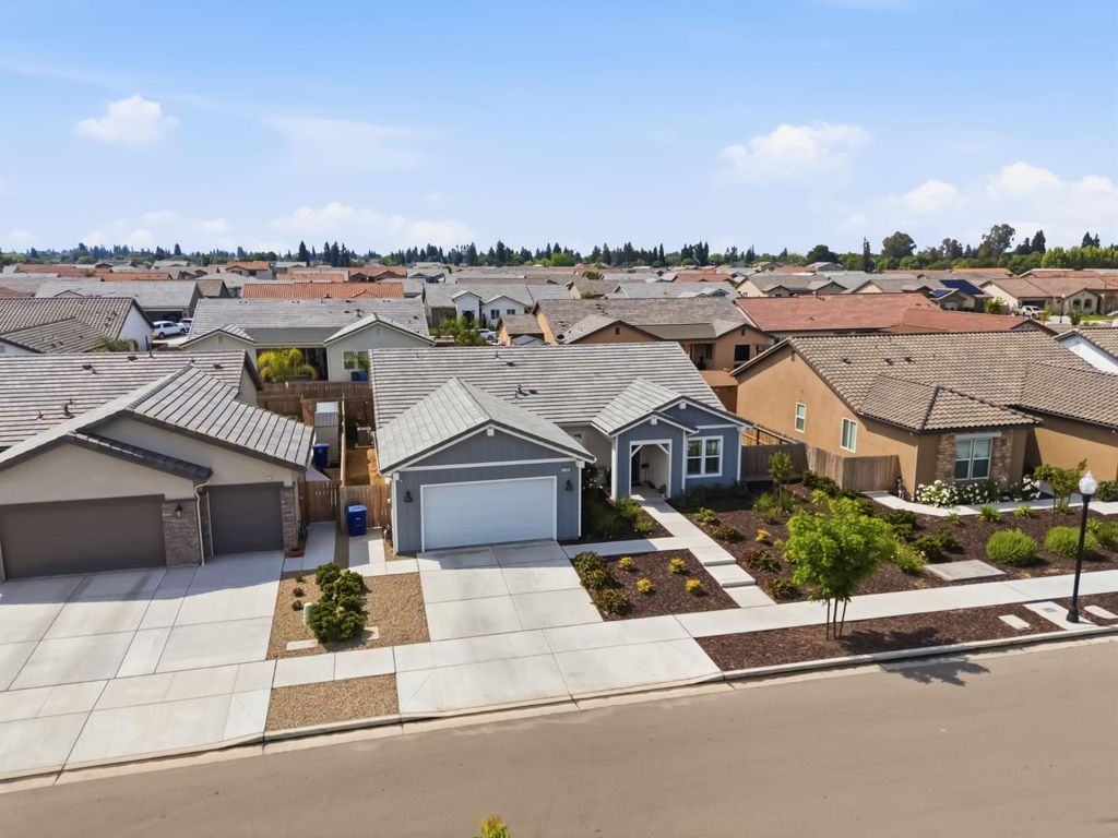 Image 39 of property listing at 2100 Azalea Street, Kingsburg, CA 93631