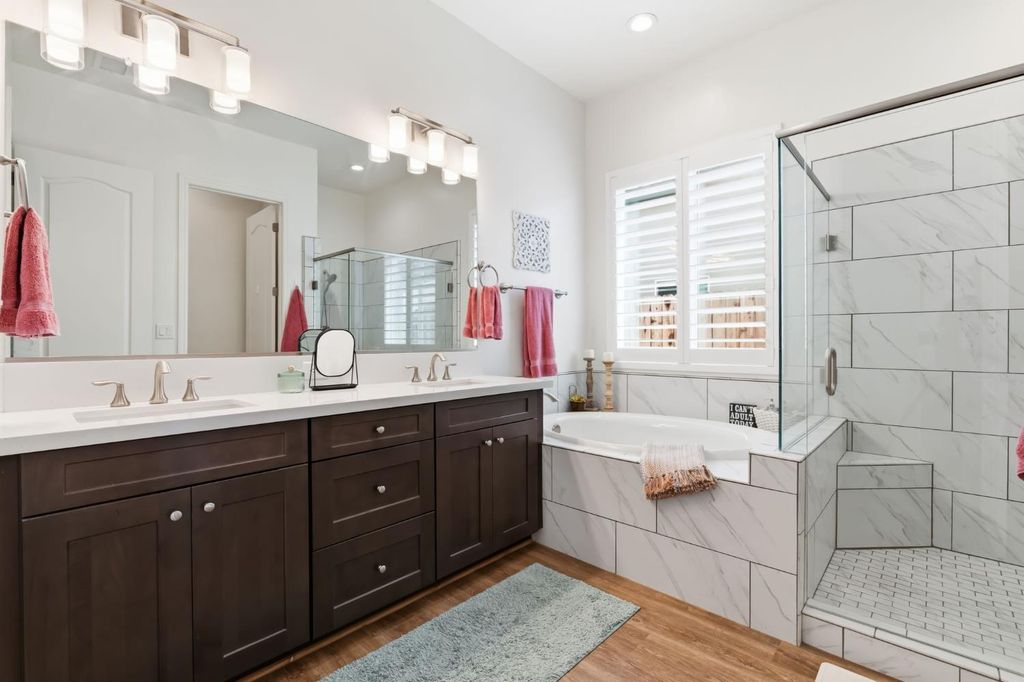 Image 4 of property listing at 2100 Azalea Street, Kingsburg, CA 93631