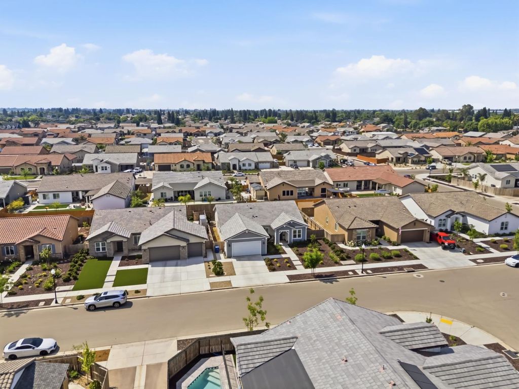 Image 40 of property listing at 2100 Azalea Street, Kingsburg, CA 93631