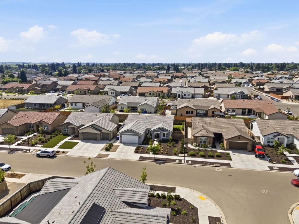 Image 42 of property listing at 2100 Azalea Street, Kingsburg, CA 93631