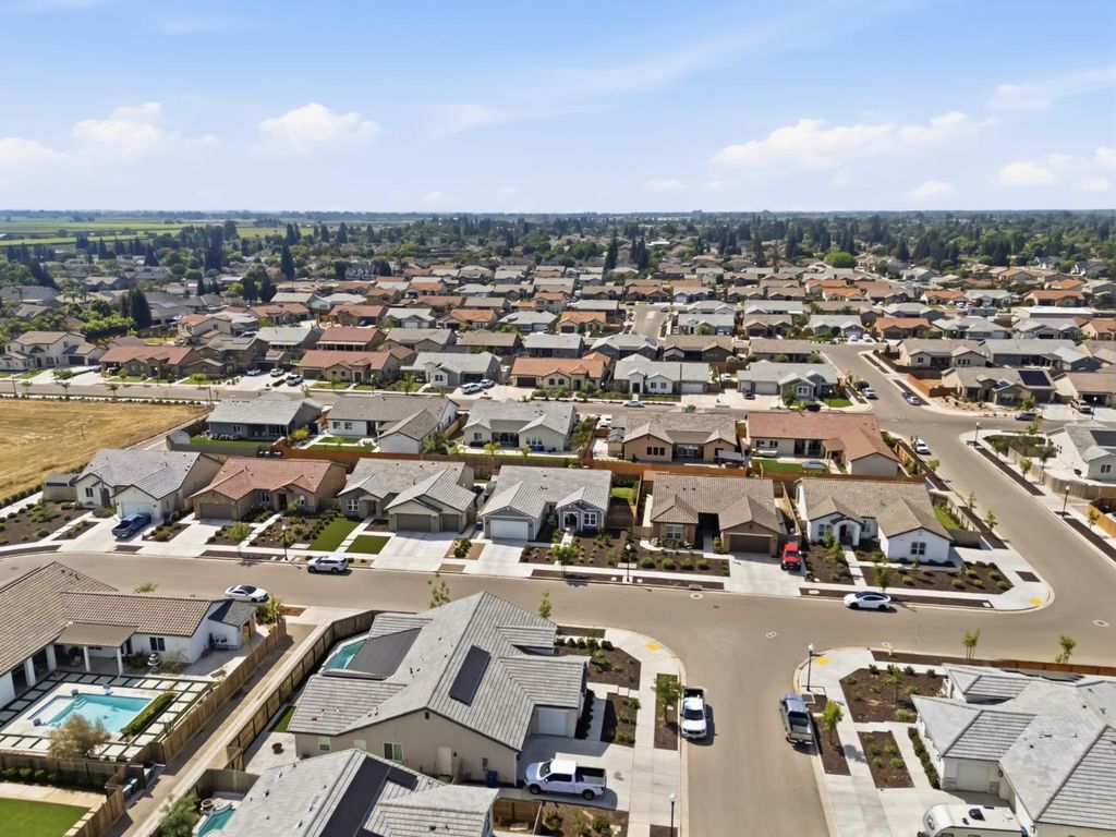 Image 44 of property listing at 2100 Azalea Street, Kingsburg, CA 93631