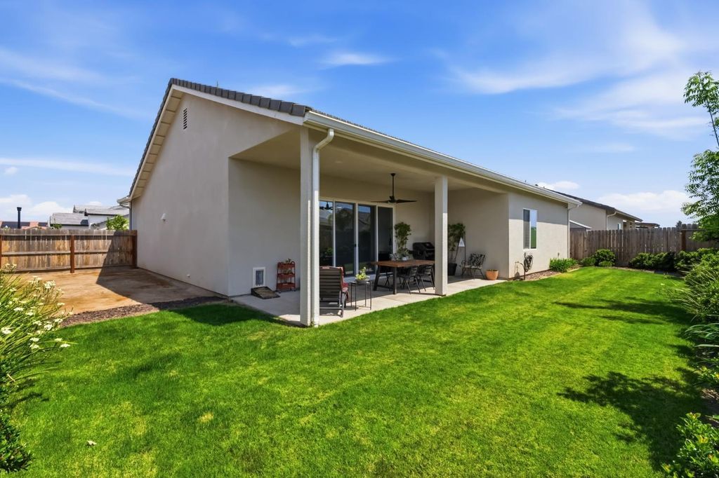 Image 5 of property listing at 2100 Azalea Street, Kingsburg, CA 93631