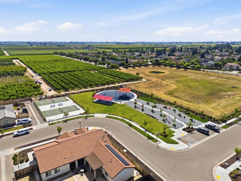Image 54 of property listing at 2100 Azalea Street, Kingsburg, CA 93631