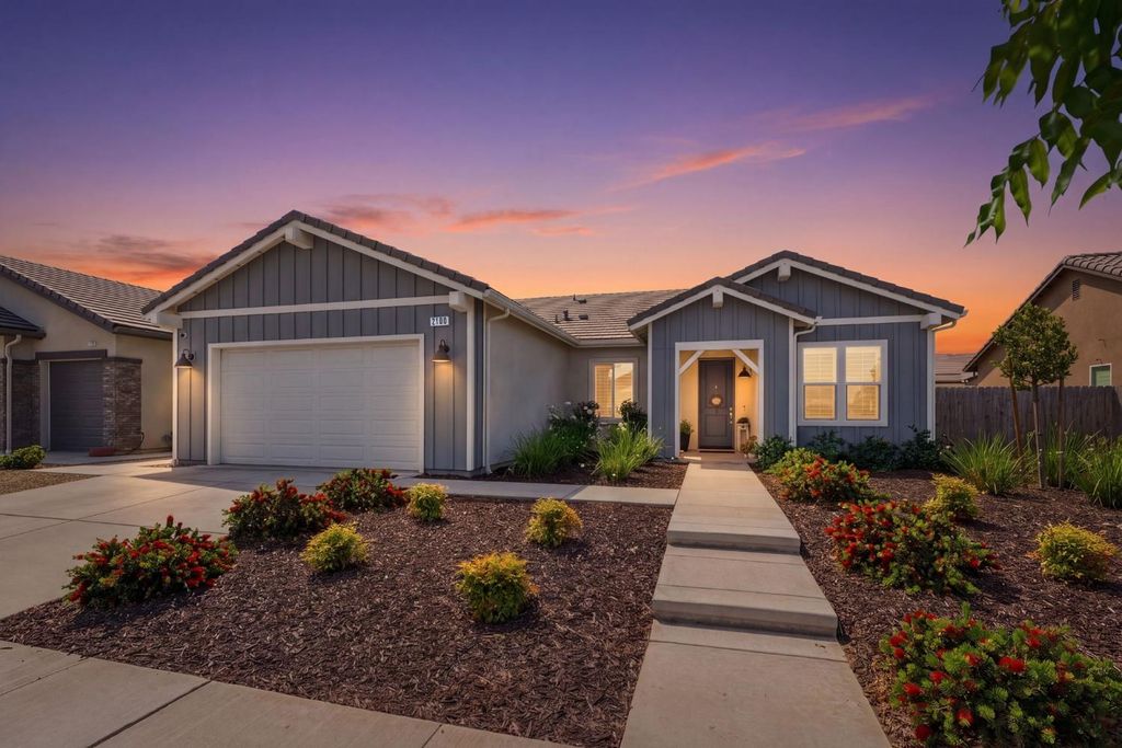 Image 6 of property listing at 2100 Azalea Street, Kingsburg, CA 93631