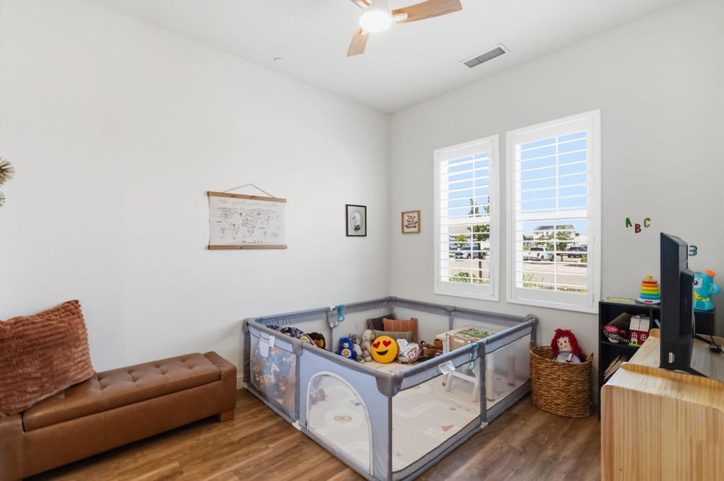 Image 9 of property listing at 2100 Azalea Street, Kingsburg, CA 93631