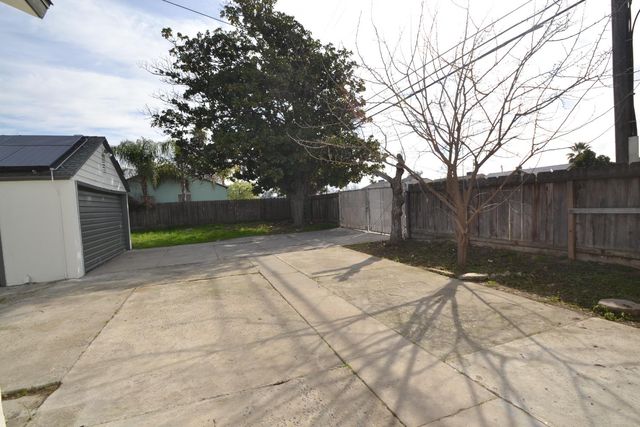 1206 N 8th Street, Fresno, CA 93703