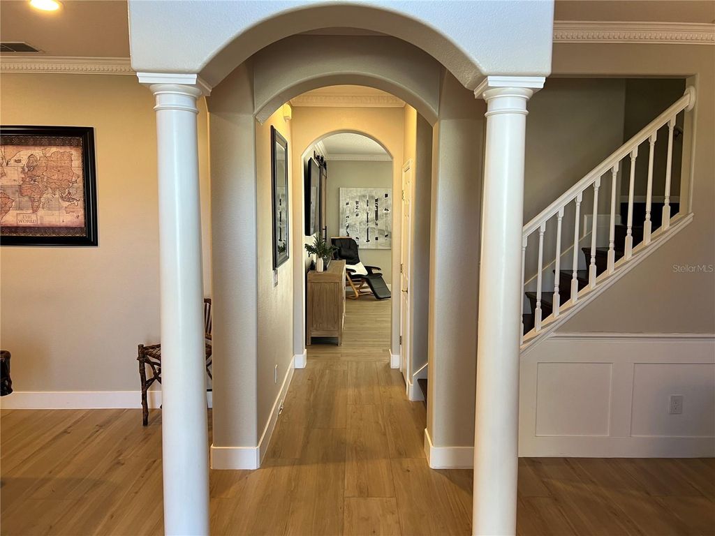 Image 11 of property listing at 9754 PINEOLA DRIVE, Orlando, FL 32836