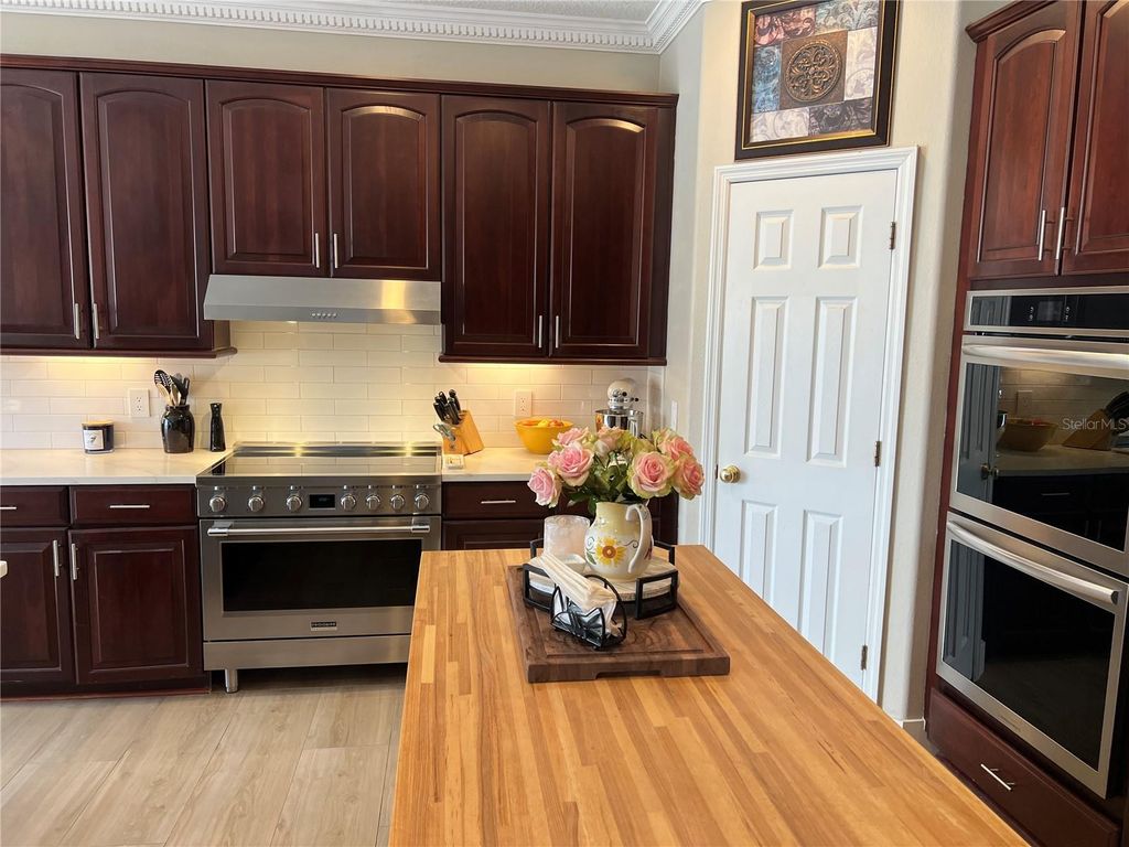 Image 16 of property listing at 9754 PINEOLA DRIVE, Orlando, FL 32836