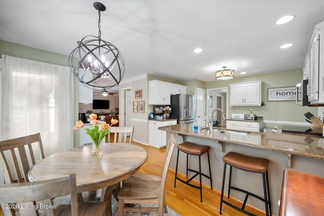 7804 Amber Glen Ct, Louisville, KY 40220