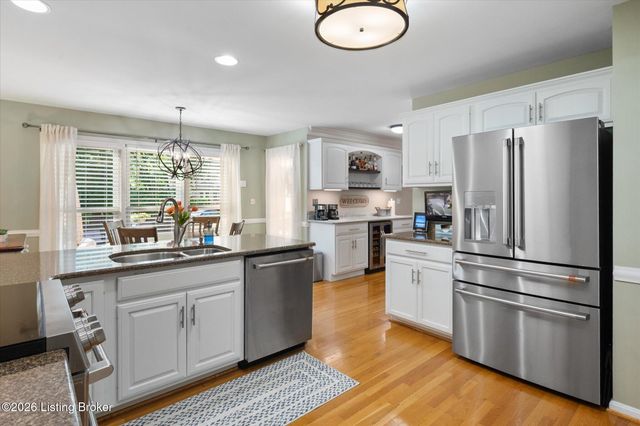7804 Amber Glen Ct, Louisville, KY 40220