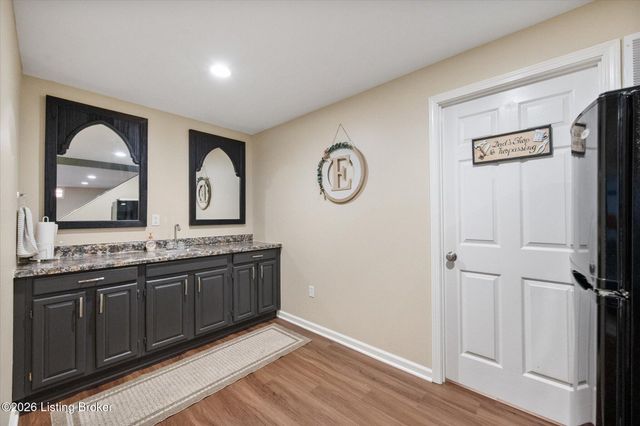 7804 Amber Glen Ct, Louisville, KY 40220