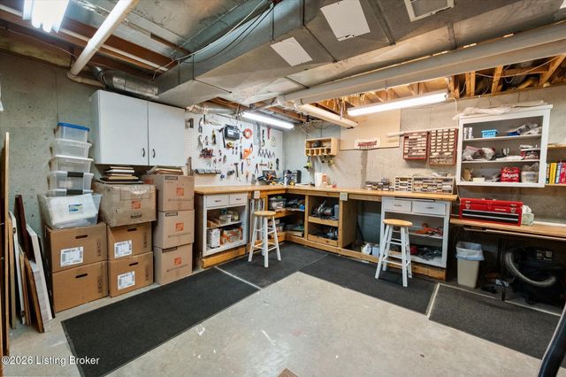 7804 Amber Glen Ct, Louisville, KY 40220