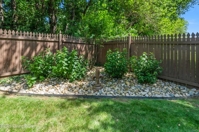 7804 Amber Glen Ct, Louisville, KY 40220