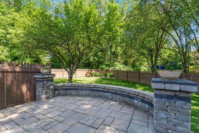 7804 Amber Glen Ct, Louisville, KY 40220